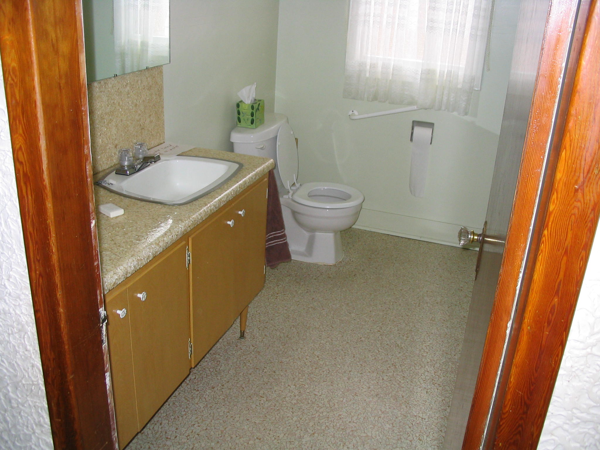 Pre-renovation photo 11