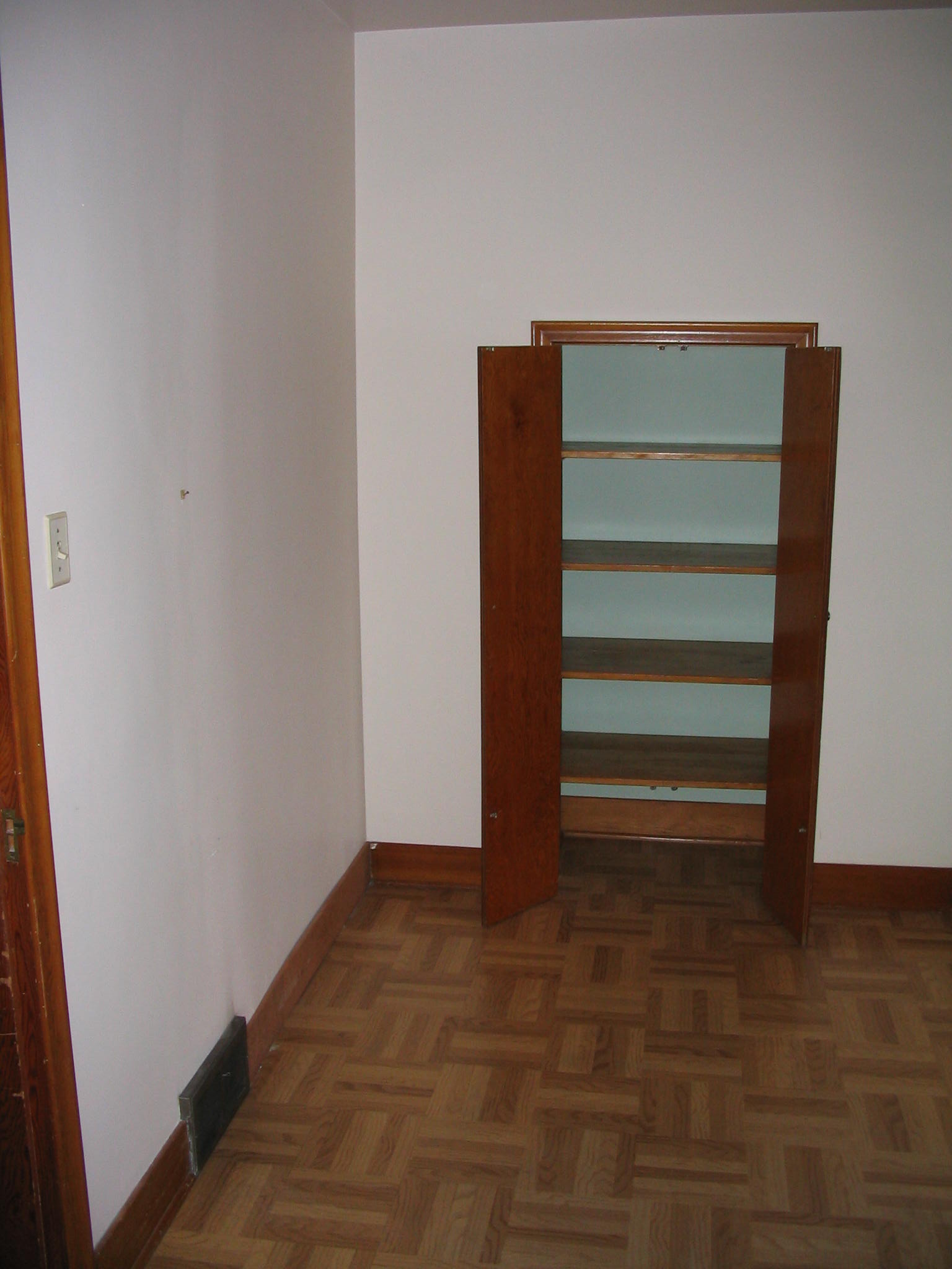 Pre-renovation photo 27